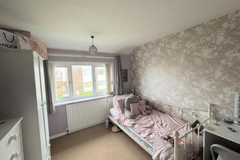 BEDROOM ( FRONT)