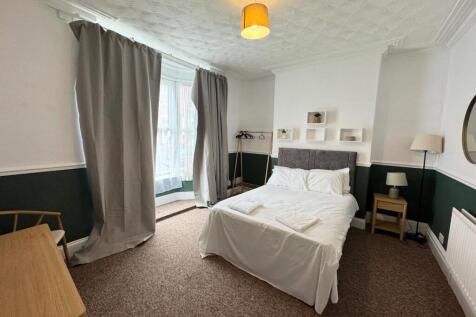 LOUNGE (BEDROOM 4)