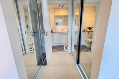 WARDROBES/ACCESS TO EN-SUITE