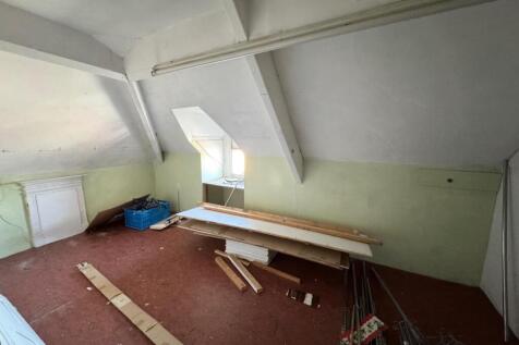 ROOM ( SECOND FLOOR)
