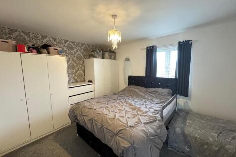 BEDROOM 1 ( FRONT)