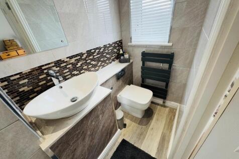 EN-SUITE SHOWER ROOM
