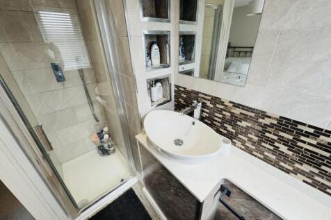 EN-SUITE SHOWER ROOM