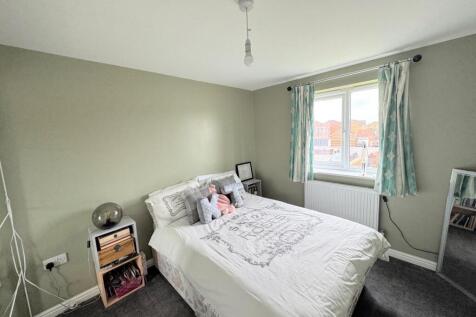 BEDROOM (REAR)
