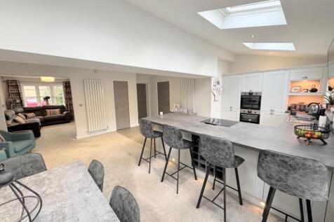 OPEN PLAN LOUNGE / DINING AREA