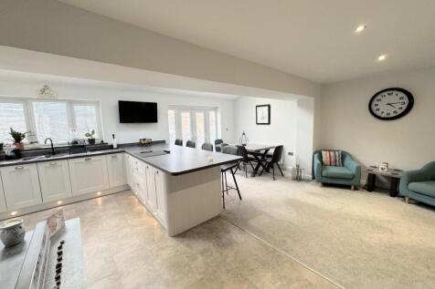 OPEN PLAN LOUNGE / DINING AREA