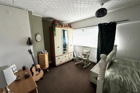 BEDROOM (FRONT)