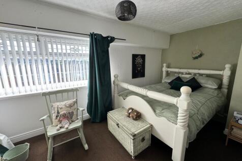 BEDROOM (FRONT)
