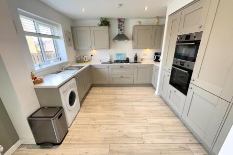KITCHEN/DINER/FAMILY ROOM
