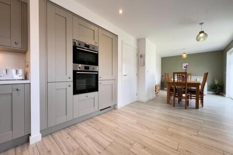 KITCHEN/DINER/FAMILY ROOM