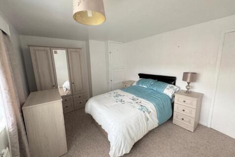 BEDROOM ( FRONT)