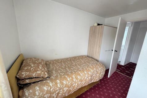 BEDROOM ( FRONT)