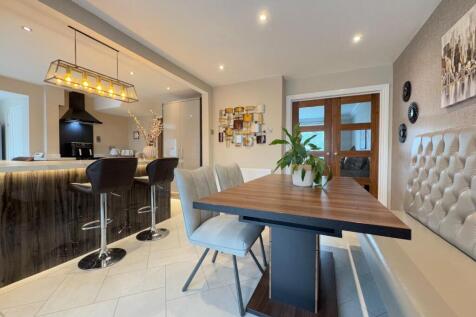 KITCHEN/DINER/FAMILY ROOM