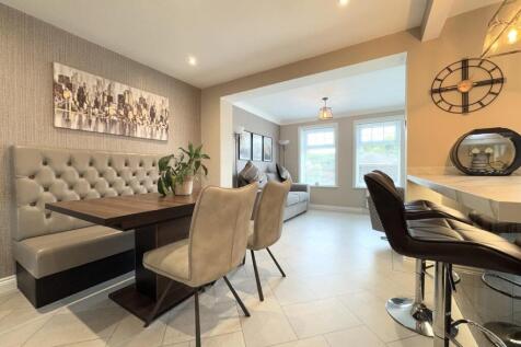 KITCHEN/DINER/FAMILY ROOM