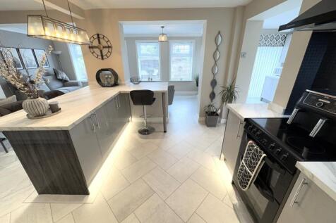 KITCHEN/DINER/FAMILY ROOM