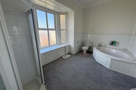 EN SUITE (FIRST FLOOR)