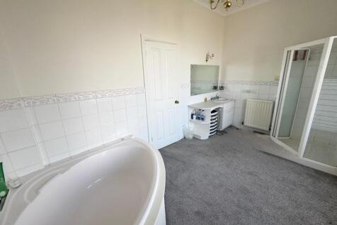EN SUITE (FIRST FLOOR)