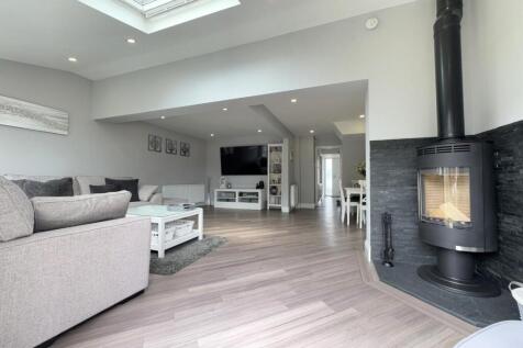 OPEN PLAN FAMILY/DINING ROOM