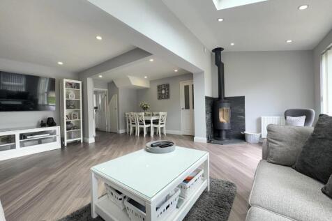 OPEN PLAN FAMILY/DINING ROOM