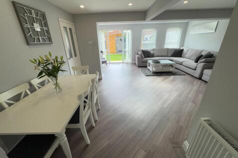OPEN PLAN FAMILY/DINING ROOM