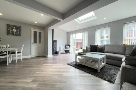 OPEN PLAN FAMILY/DINING ROOM