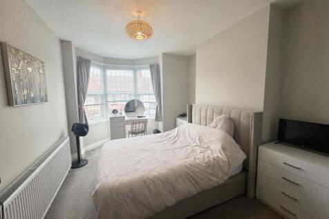 BEDROOM (FRONT)
