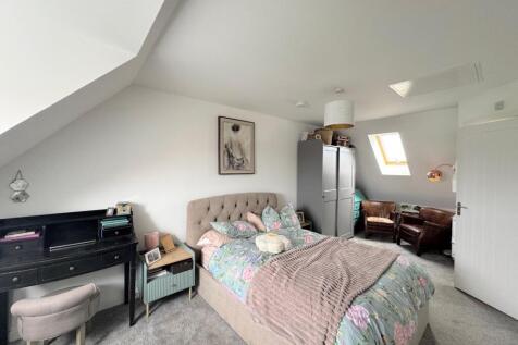 BEDROOM (SECOND FLOOR)