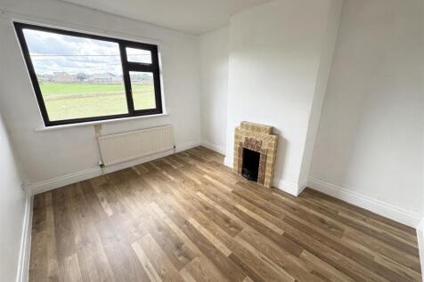 BEDROOM (FRONT)