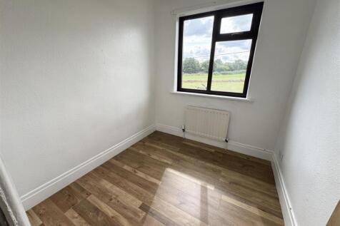 BEDROOM (FRONT)