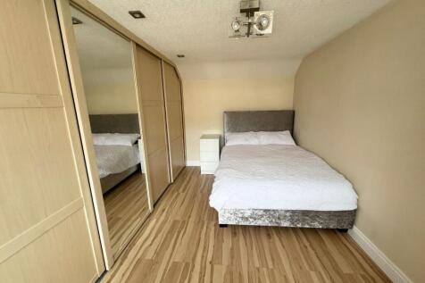 BEDROOM 2 (REAR)
