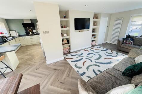OPEN PLAN LOUNGE/DINING/KITCHEN