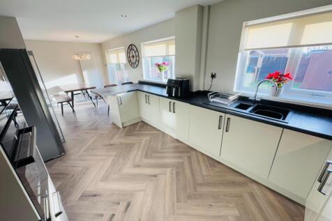 OPEN PLAN LOUNGE/DINING/KITCHEN