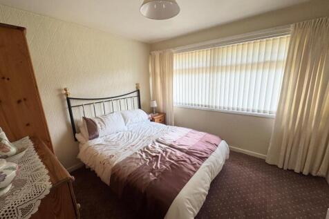 BEDROOM (FRONT)