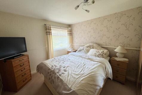 BEDROOM (FRONT)
