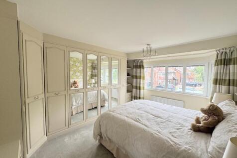 BEDROOM 1 ( FRONT)