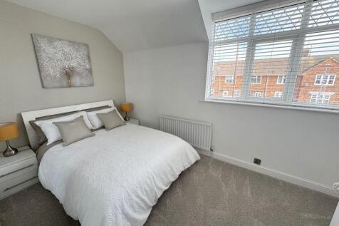 BEDROOM ( FRONT)