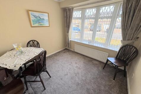 BEDROOM (FRONT)