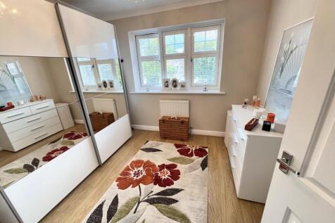 BEDROOM (FRONT)