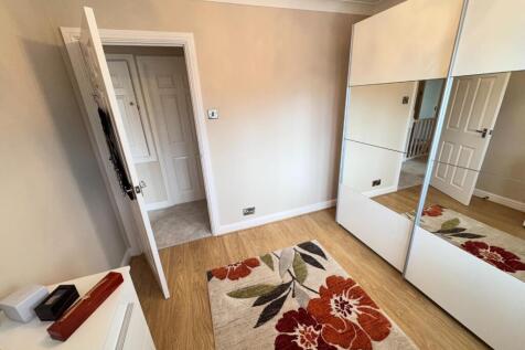 BEDROOM (FRONT)