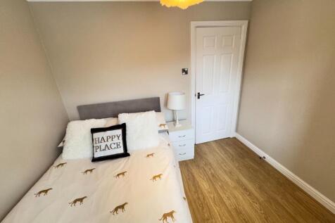 BEDROOM (REAR)