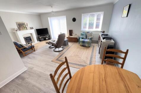 LOUNGE/DINING