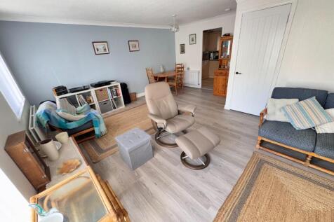 LOUNGE/DINING