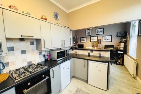 OPEN PLAN KITCHEN DINING AREA