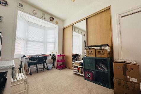 BEDROOM (FRONT)