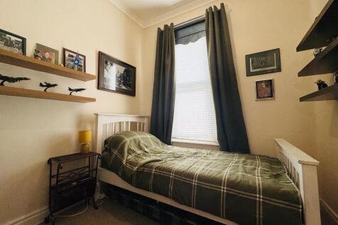 BEDROOM (FRONT)