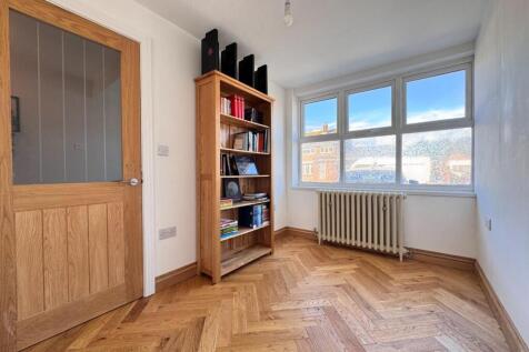 STUDY/RECEPTION ROOM