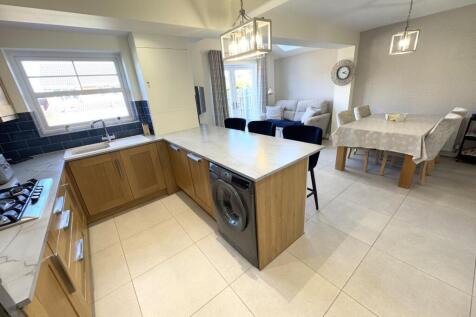 KITCHEN/DINER/FAMILY ROOM