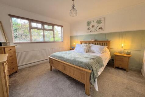 BEDROOM (REAR)