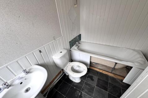 GROUND FLOOR BATHROOM