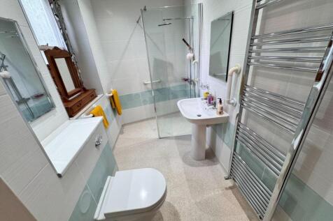 GROUND FLOOR SHOWER ROOM